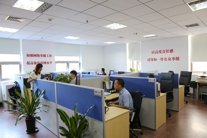 举报中心工作人员:从帮助网民中获得幸福感-中