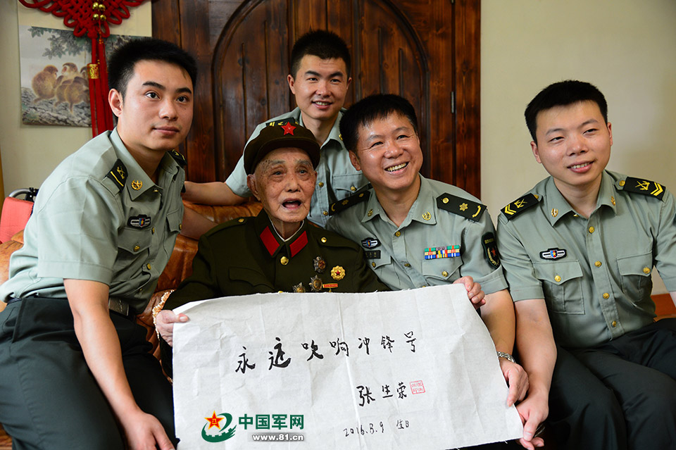 张生荣向全军官兵送上寄语.记者柳军摄