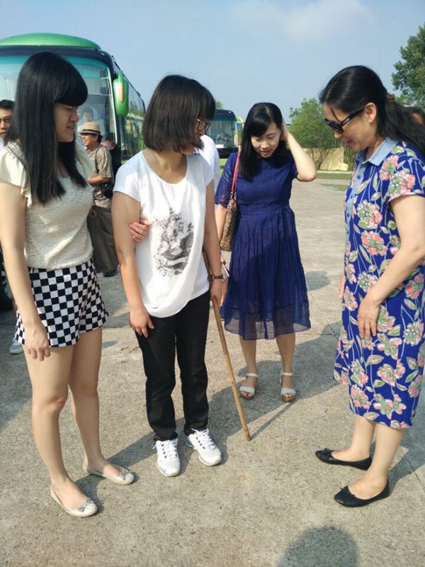 【网络媒体走转改】脚崴了还坚持采访,这些记者编辑也是蛮拼的!