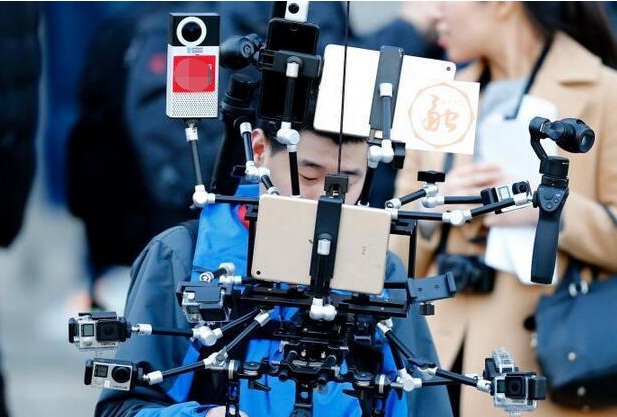 记者身上的钢铁侠多信道直播云台吸引众多媒