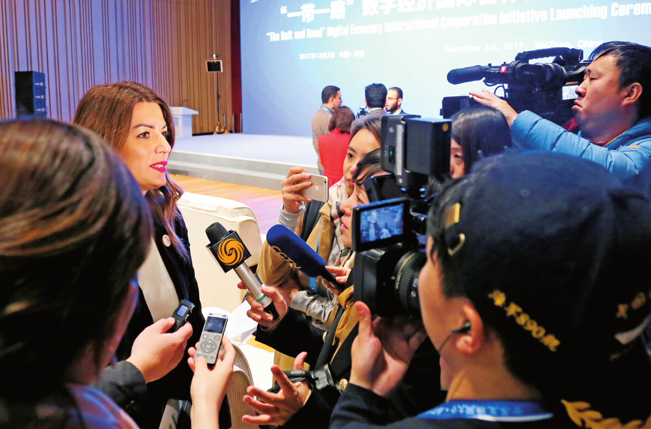 外国嘉宾正在接受多家媒体采访.记者 潘树琼 摄