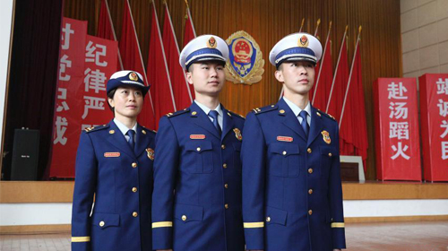 应急部:消防新制服"火焰蓝"色体现职业责任