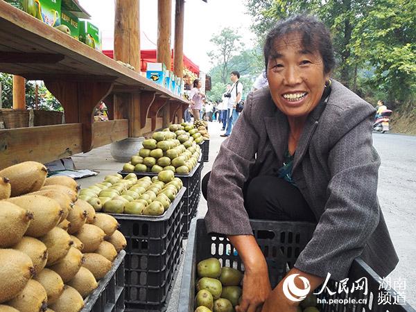 刘发玉是菖蒲塘村的嫁接能手，10月份销售完家里的猕猴桃，她就要去重庆为果圃嫁接苗木