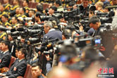 中外记者聚焦全国政协十二届三次会议