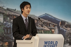 美国青年Hugo Yen在论坛中发表演讲