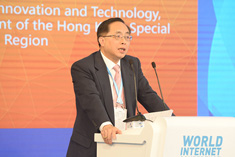 香港创新及科技局局长杨伟雄做主旨发言