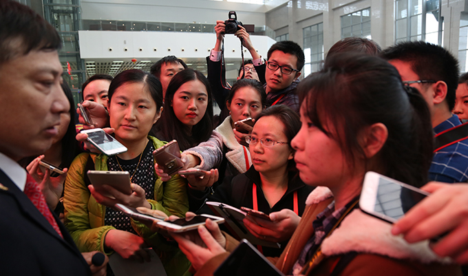 记者编辑们在福州火车南站王威服务台采访。福建画报高心昊 摄