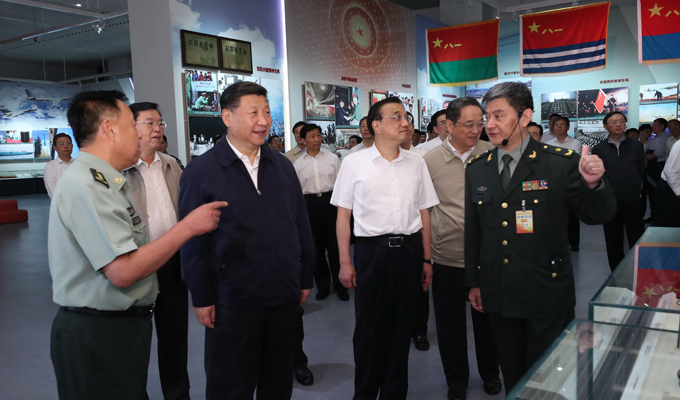 习近平等参观庆祝中国人民解放军建军90周年主题展览
