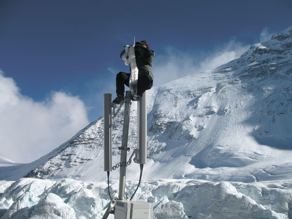 2007年11月13日,中国移动在珠穆朗玛峰建起世界海拔最高的基站.