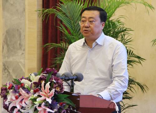 中卫市委书记,人大常委会主任张柱在论坛上致辞.