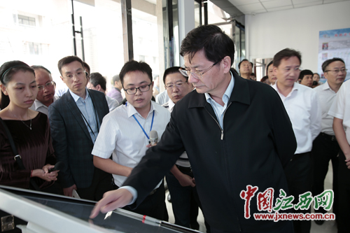 参观广丰区永丰街道白鹤田畈&ldquo;互联网+社区&rdquo;便民服务站