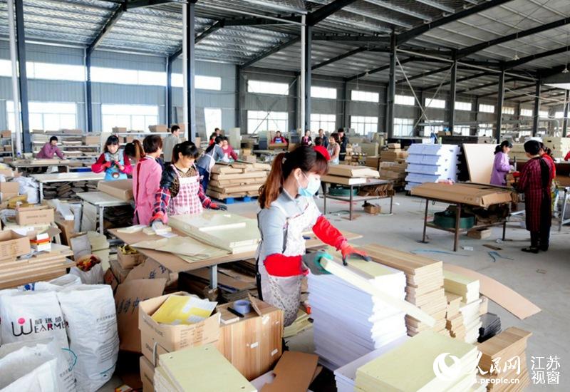 江苏宿迁市宿城区耿车镇大众村网络创业厂区的厂房里，工人们为即将到来的&ldquo;双11&rdquo;生产备货。王新年 摄