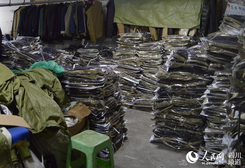 四川郫县土地村某服装厂堆满了为淘宝双十一准备的待售服装。王波 摄