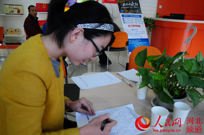 农村淘宝项目吸引了众多青年的加入。图为一名90后青年正在等待农村淘宝合伙人的面试，希望在自己的村子内开设农村淘宝村级服务站。张梦琪 摄