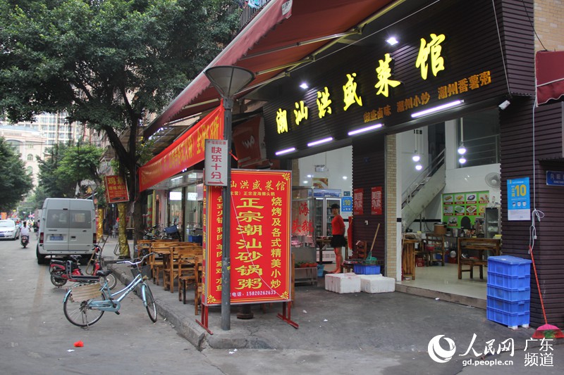 据了解，里仁洞村的电商老板中有90%都是潮汕人。为了迎合他们的口味，村里开起了很多潮汕风味的饭店。钟哲 摄