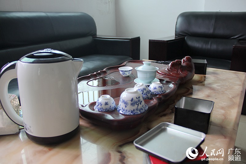 喝茶聊天，是里仁洞村的电商老板们的日常活动之一，他们藉此联络感情，交流经验。钟哲 摄