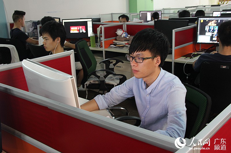 申启东是一家男装公司的运营店长，他表示公司早在近日已经开始准备双十一&ldquo;提前购&rdquo;的相关活动，对今年的销售量也很有信心。钟哲 摄