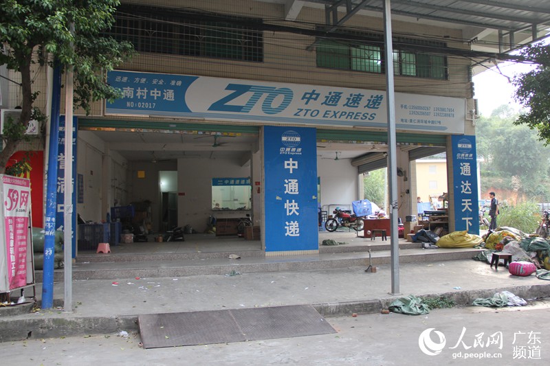一家快递公司的负责人表示，目前里仁洞村（含周边其他小区）每天收件四千余件，派件也有一万件。如果遇到&ldquo;双十一&rdquo;，收件数会翻一倍，派件将增加三分之二，从业绩来说会翻四倍多，依然相当可观。钟哲 摄