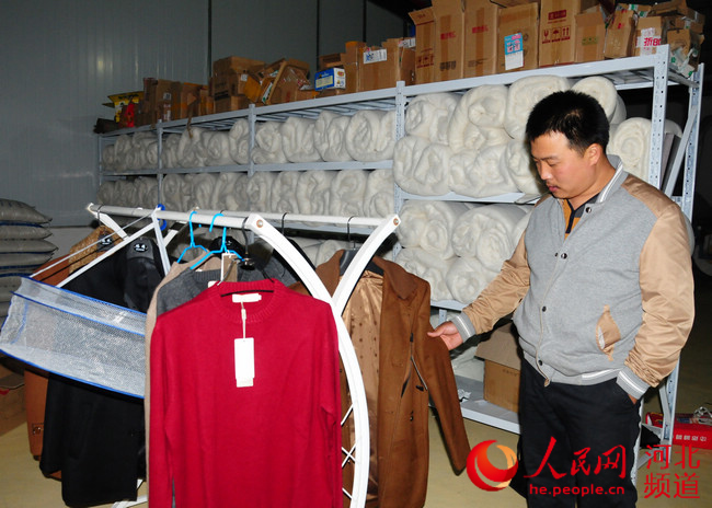 图为柳林村村民将自制的羊绒制品送至村级服务站，进行网络销售。张梦琪 摄