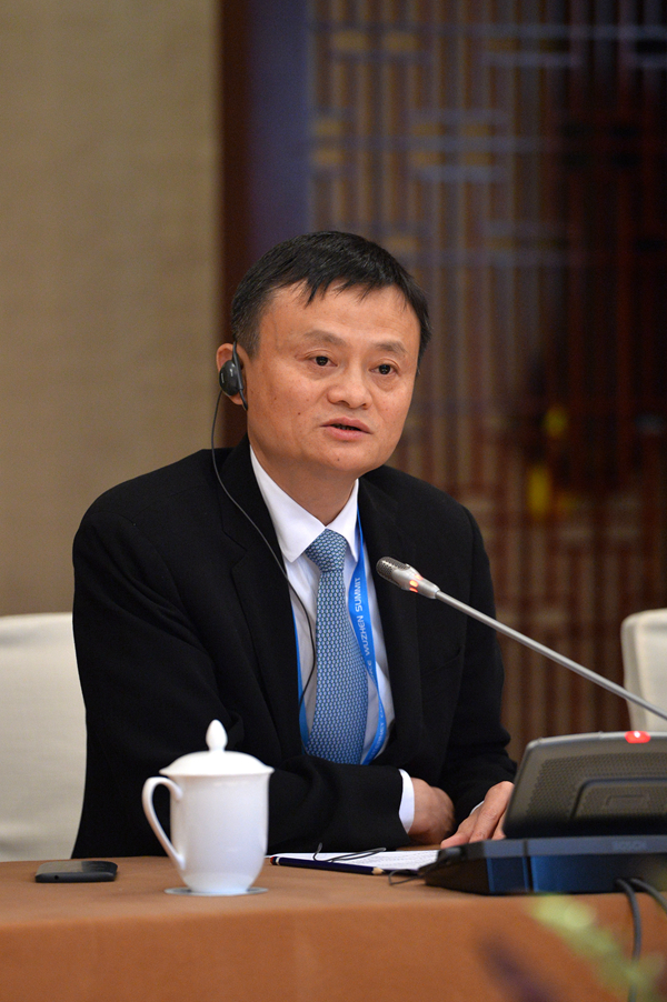 12月16日,阿里巴巴集团董事局主席马云在会议上发言.