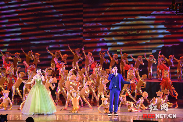 开场舞《跳春光》。