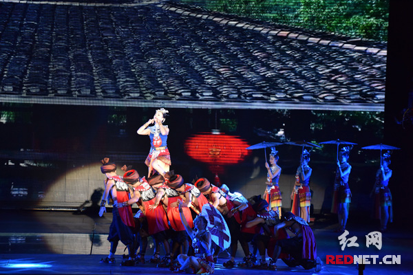 苗族歌舞《黄桑姑娘》。