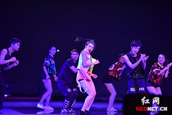 2015网络神曲《踩踩踩》歌伴舞。