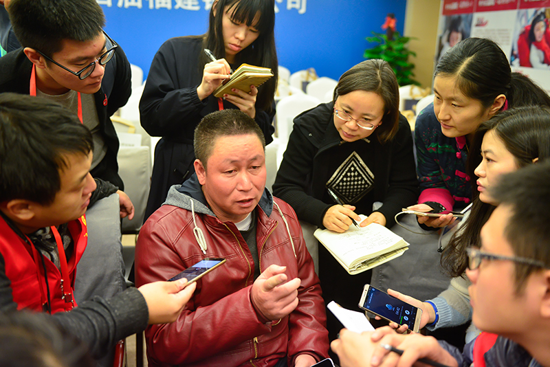 福州中石油"温暖回家路"现场,记者编辑们采访"铁骑"尧国华.