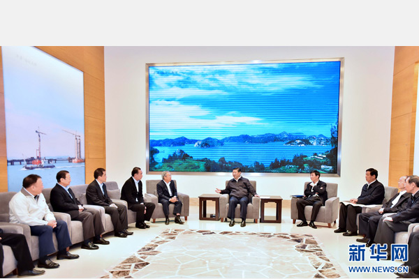 这是1日上午，习近平在宸鸿科技（平潭）有限公司会见部分台资企业负责人，并同他们座谈。 新华社记者 李涛 摄