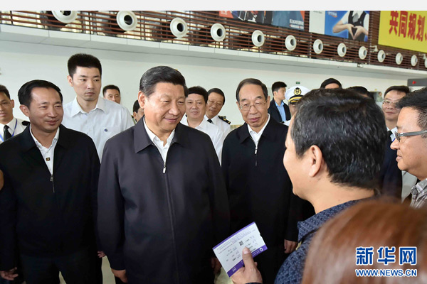 这是1日上午，习近平在平潭海峡高速客运码头旅检大楼与赴台的两岸旅客交谈。 新华社记者 李涛 摄 