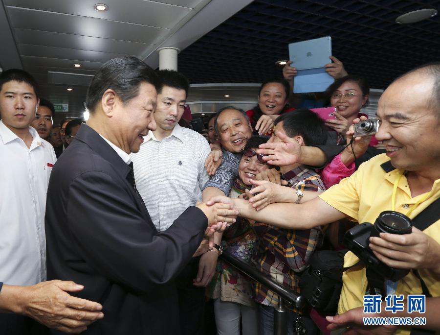 这是1日上午，习近平在平潭海峡高速客运码头登上&ldquo;海峡号&rdquo;客轮与赴台的两岸旅客握手交流。 新华社记者 兰红光 摄