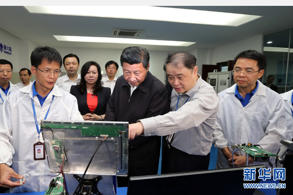 这是1日下午，习近平在新大陆科技集团工程实验室详细听取科研人员介绍企业自主创新情况。 新华社记者 兰红光 摄