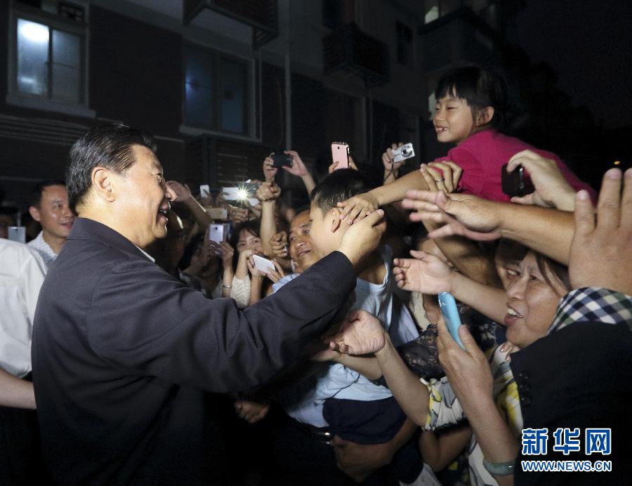 这是1日傍晚，习近平在福州市军门社区与居民群众交流。 新华社记者 兰红光 摄