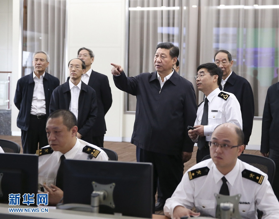 11月1日至2日，中共中央总书记、国家主席、中央军委主席习近平在福建调研。这是1日上午，习近平在平潭实验区平潭口岸二线卡口海关监控中心察看海关特殊监管区运作情况，了解人员和货物通关流程。 新华社记者 兰红光 摄