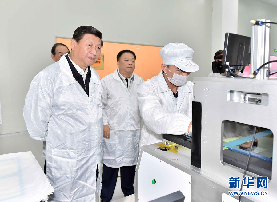 这是1日上午，习近平在宸鸿科技（平潭）有限公司5.5代面板玻璃切割车间察看生产工艺。 新华社记者 李涛 摄