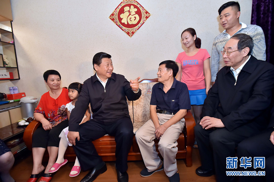这是1日傍晚，习近平来到福州市军门社区居民邱沛霖家中看望，听取一家人对社区工作的意见，了解他们的生活状况。 新华社记者 李涛 摄