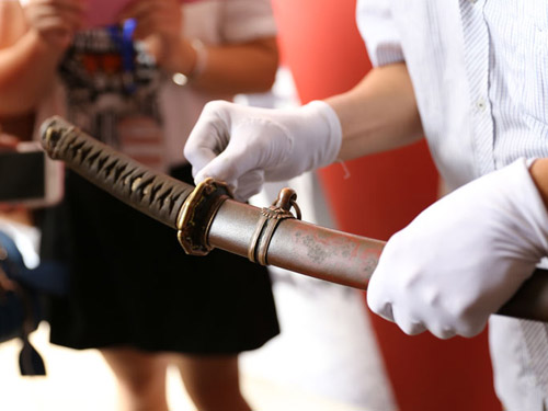 被缴获的日本军官指挥刀.(中国网信网 杨倩 摄)