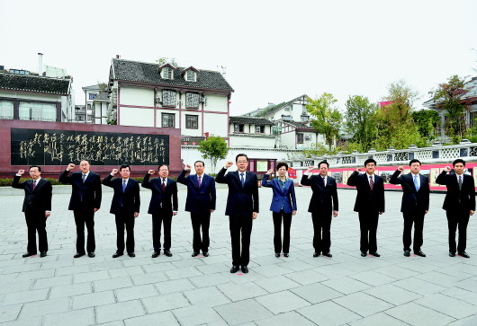 孙志刚带领贵州省委常委赴遵义重温入党誓词