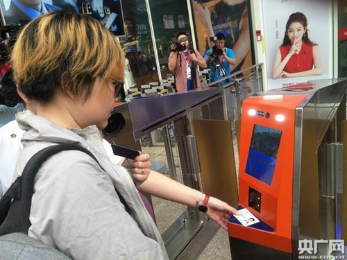 图为一名乘客在北京南站"刷脸"进站.