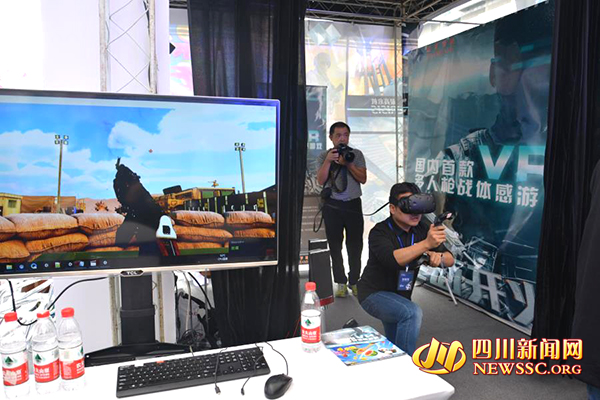 市民体验现场VR游戏