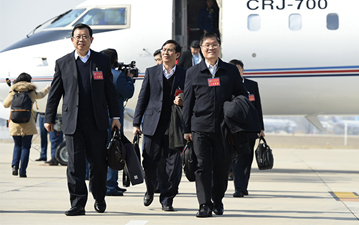 来自广西壮族自治区的全国政协委员抵京