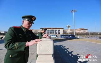 武警清洁天安门广场迎全国&ldquo;两会&rdquo;