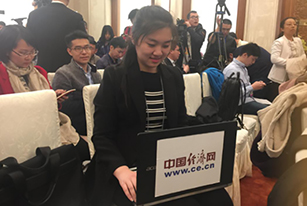 中国经济网王璐瑶：伴着两会的春风&ldquo;化茧成蝶&rdquo;