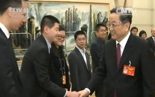 俞正声看望参加全国政协十二届五次会议报道的新闻工作者