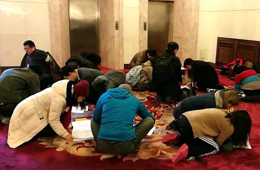 采访完嘉宾，记者们趴在大厅里发稿，抢速度、拼深度、比角度