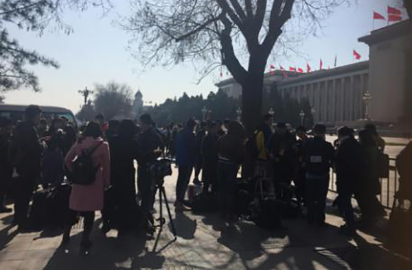 政协记者会当天，记者们在会场外等候