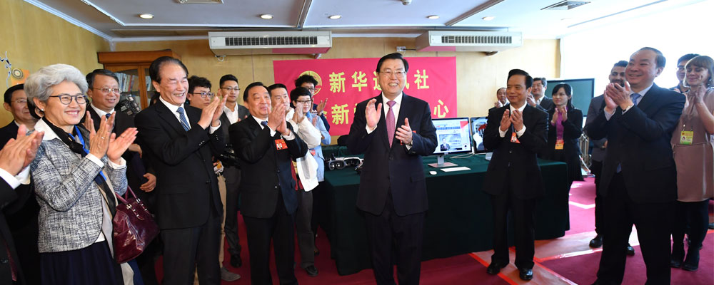 张德江看望参加人大会议报道的新闻工作者