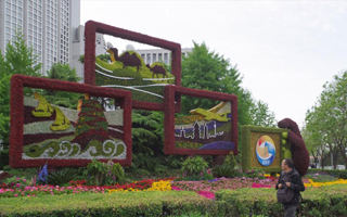 北京&ldquo;丝路金桥&rdquo;主题景观点亮灯光