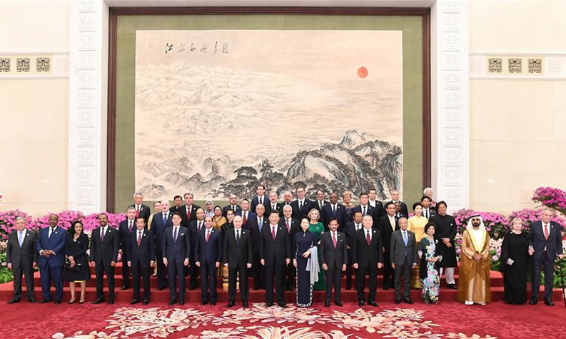 习近平和彭丽媛欢迎外方领导人夫妇及嘉宾